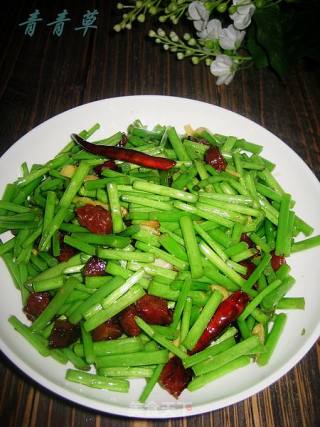藜蒿炒腊肠粒的做法