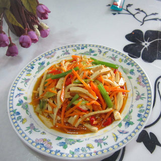 香芹萝卜豆腐丝的做法