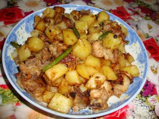 土豆焖排骨的做法