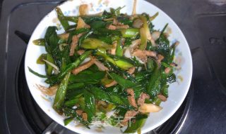 青蒜苗炒肉的做法