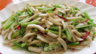 杏鲍菇炒芹菜的做法