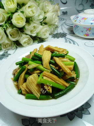 里脊肉腐竹炒蒜薹的做法