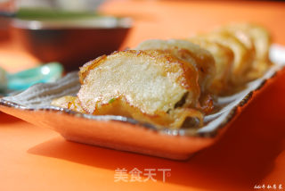 金黄酥脆鲜美溢口百吃不腻的传统小吃—猪肉茴香馅锅贴的做法