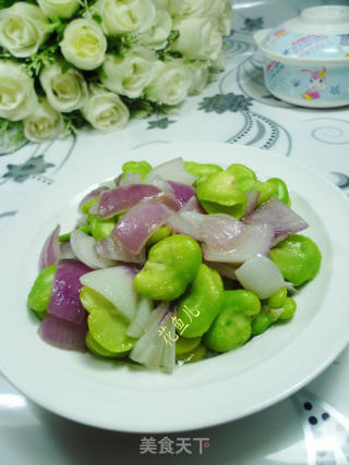 洋葱炒蚕豆的做法