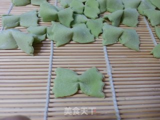 吸引小盆友的美食--翡翠蝴蝶面&螺旋面的做法