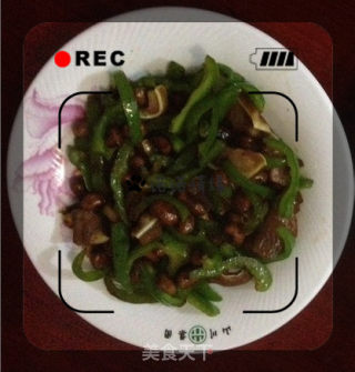 花生米菜椒炒猪耳朵的做法