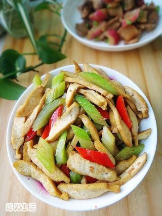 芹菜炒豆干的做法