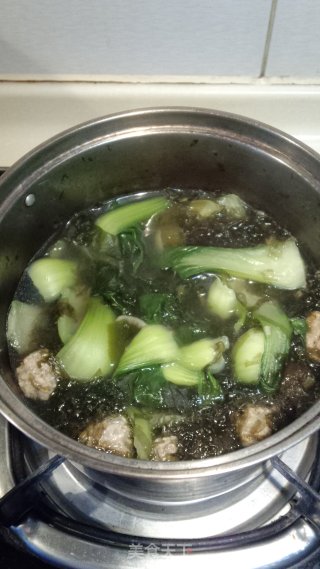 [儿童美食] 油菜木耳丸子汤的做法