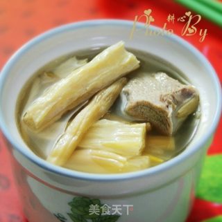 黄花菜腐竹排骨汤的做法