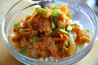 辣鱿鱼拌面的做法