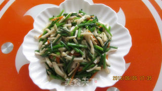 杏鲍菇炒韭菜莛的做法