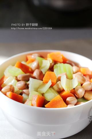芹菜拌花生米的做法