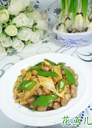 青椒腐竹炒花生仁的做法