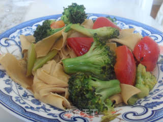 西兰花炒豆腐皮的做法