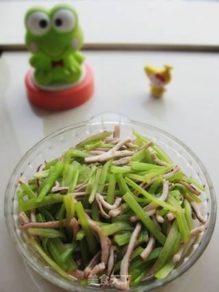 芹菜炒鱿鱼的做法
