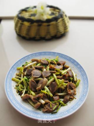蒜苗炒鸡胗的做法