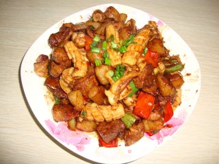 鱿鱼红烧肉的做法