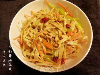 简单素菜--【五彩葱油豆皮】的做法