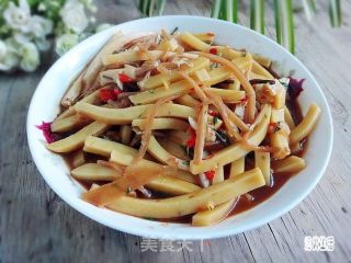 酸笋烧玉米年糕的做法
