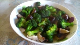 西兰花炒香菇的做法