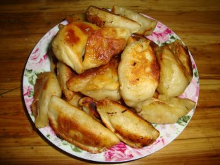 【白菜红萝卜鲜肉饺子】----和女儿合作做的小作品的做法