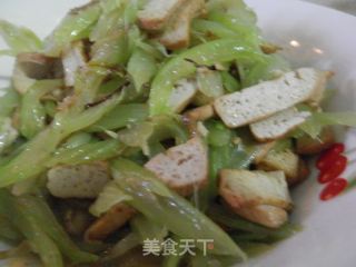 素净春节菜之三——素炒西芹豆腐的做法