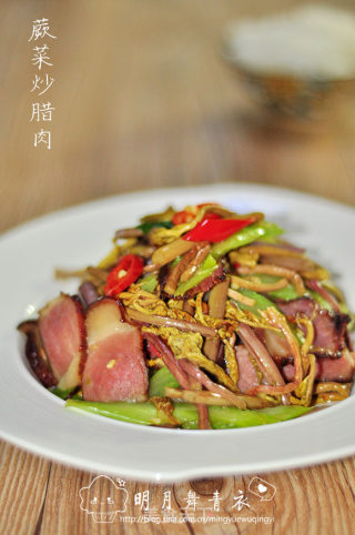 蕨菜炒腊肉的做法