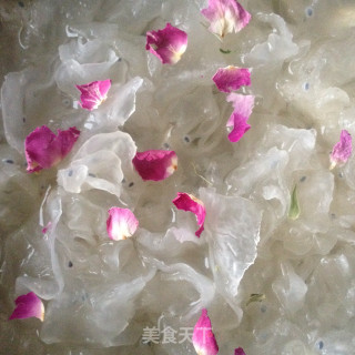 养颜修身玫耳汤的做法