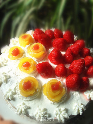 黄桃花朵生日蛋糕