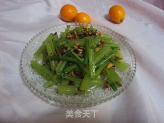 核桃仁拌香芹的做法