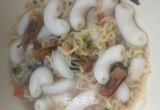 来一道最简单制作的美食！上班族必备！海鲜味空心年糕煮方便面 顶饿的做法