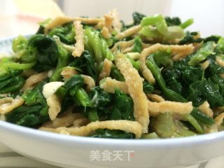 馓子拌菠菜的做法