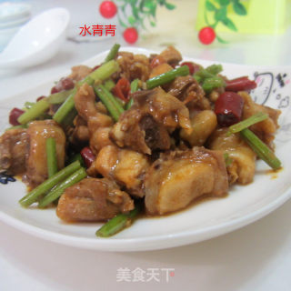 芹菜鸡丁的做法