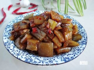 酸黄瓜炒猪皮的做法