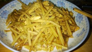 酱鸡蛋炒土豆丝的做法