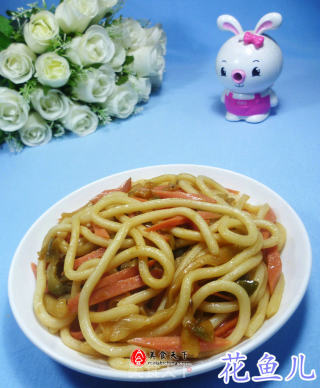 榨菜火腿肠炒乌冬面的做法