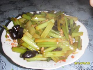 茄汁芹菜木耳小炒肉的做法