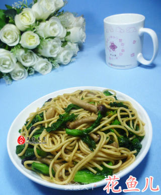 菜心蟹味菇炒面的做法