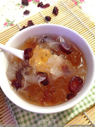 美容养颜糖水--桃胶银耳蔓越莓汤的做法