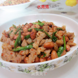 蒜叶花生米炒肉丁的做法