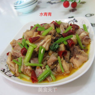芹菜香芋炒鸡腿肉的做法