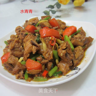 红萝卜炒鸡丁的做法