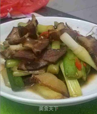 农家蒜苗炒腊肉的做法