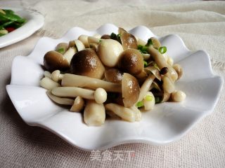 炝双菇的做法