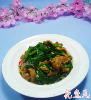 韭菜炒千张结的做法