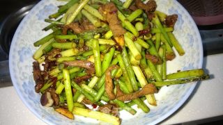 黄飞红麻辣花生再利用——蒜薹肉丝的做法