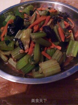 芹菜炒木耳的做法
