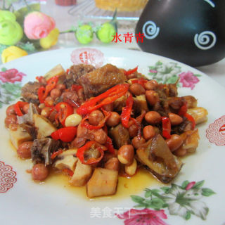 花生米炒腊鸡的做法