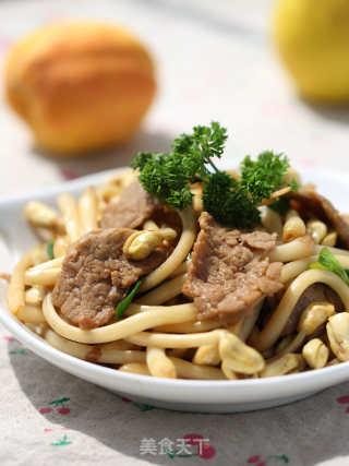 牛肉炒花生芽的做法