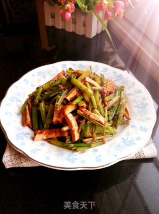 腐乳香芹炒豆干的做法